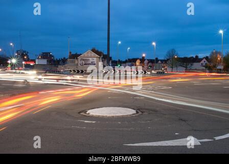Trafficato flusso di traffico Light Trails direzione movimento intersezione Magic Roundabout, Swindon, Wiltshire SN1 Foto Stock