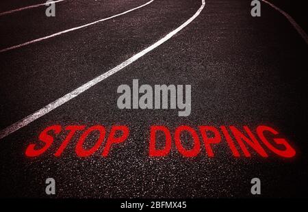 Stop doping Concept. Testo sulla traccia in esecuzione Foto Stock