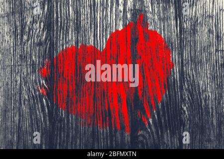 Cuore rosso dipinto su vecchio sfondo muro di legno Foto Stock