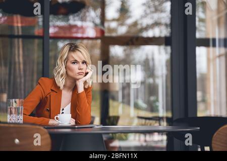 Femmina caucasica deiettata al banco dell'ufficio Foto Stock