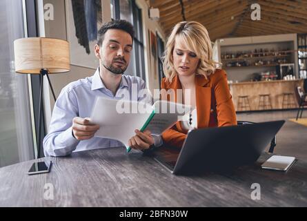 Bella giovane insegnante che dà una lezione di inglese Foto Stock