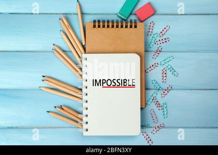 Parola impossibile trasformata in possibile su notebook pagina con le forniture scolastiche Foto Stock