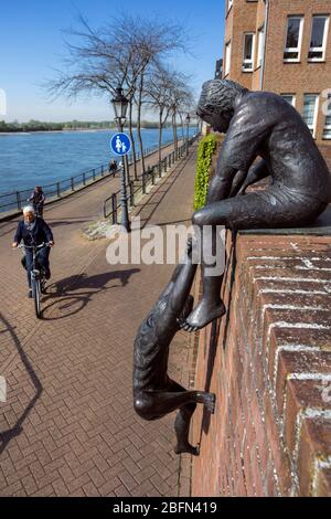 Scultura in bronzo 'Freundschaft verbindet - Friendship connects' sul lungomare del Reno a Rees Foto Stock