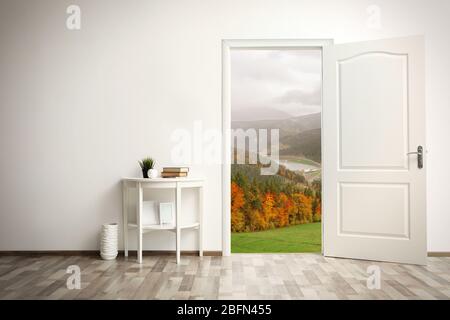 Vista sul paesaggio montano attraverso la porta aperta Foto Stock