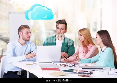 Team aziendale in ufficio. Cloud computing e concetto tecnologico Foto Stock