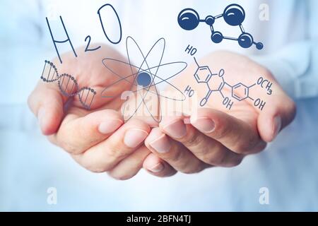 Lo scienziato mani con formule chimiche. Concetto di tecnologia futura Foto Stock