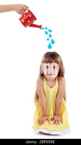 Mano che tiene un annaffiatoio, versando una bambina isolato su bianco. Concetto crescente Foto Stock