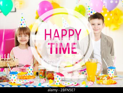 Bambini allegri al party.Concept di compleanno di infanzia felice Foto Stock