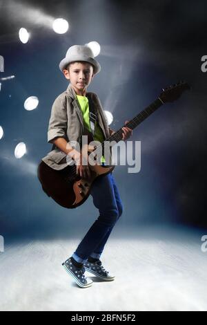 Ragazzino che suona la chitarra sul palco Foto Stock