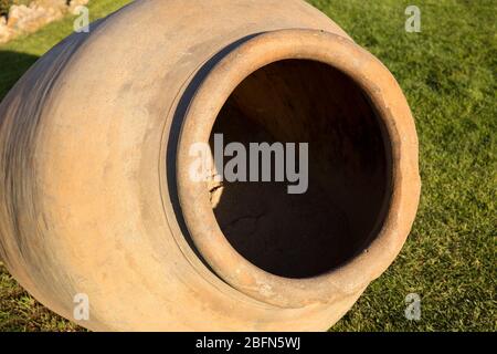 primo piano di una vista enorme e buia bocca di un anfora Foto Stock