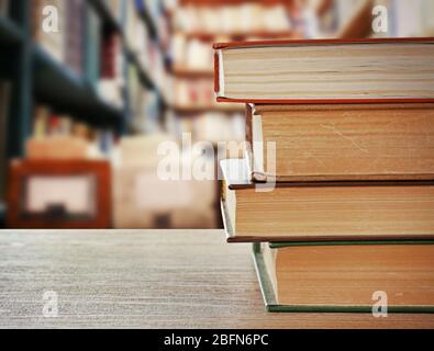 Libri alla scrivania in biblioteca. Concetto scolastico Foto Stock