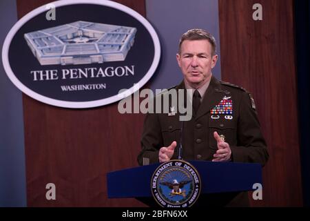 Il capo dello staff dell'esercito del genere James C. McConville, briefing i reporter sulla pandemia di COVID-19 al Pentagono 16 aprile 2020 ad Arlington, Virginia. Foto Stock