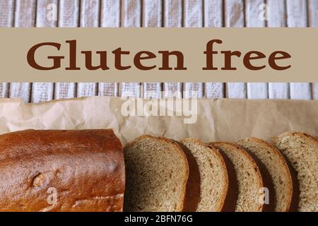 Fette di pane e testo senza glutine su tavola di legno Foto Stock