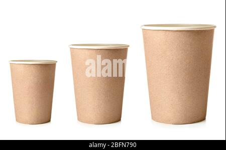 Tre vasetti di carta di diverse dimensioni, isolati su bianco Foto Stock