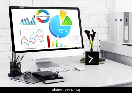 Un ambiente di lavoro moderno in ufficio. Presentazione aziendale sullo schermo del monitor. Foto Stock