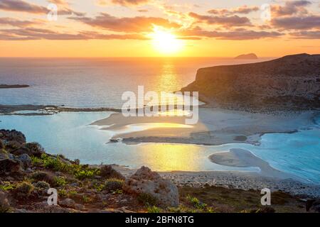 Fantastica vista della laguna di Balos con magica acque turchesi, lagune, spiagge tropicali di pura sabbia bianca e isola di Gramvousa a Creta Grecia Foto Stock