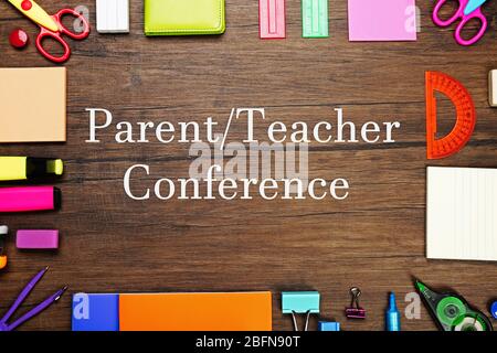 Conferenza di testo CON GENITORI/INSEGNANTI su sfondo di legno. Concetto scolastico. Foto Stock