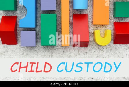 Kit di costruzione per bambini in legno colorato con custodia per BAMBINI su sfondo testurizzato Foto Stock