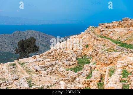 Sito minoico di Azoria su una collina a doppia punta che si affaccia sul Golfo di Mirabello nella parte orientale di Creta, Grecia Foto Stock