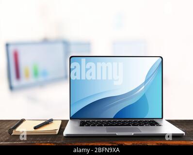 Ambiente di lavoro moderno con notebook. Sfondo sullo schermo. Foto Stock