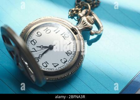 vecchio orologio da tasca antico che mostra il tempo, primo piano Foto Stock