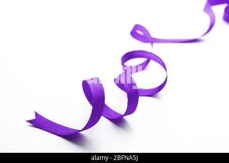 Nastro festivo su sfondo bianco Foto Stock