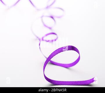 Nastro festivo su sfondo bianco Foto Stock