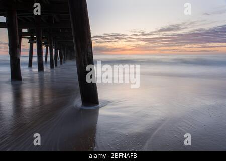 Foto a lunga esposizione dell'alba al Sandbridge Fishing Pier in Virginia Beach Foto Stock