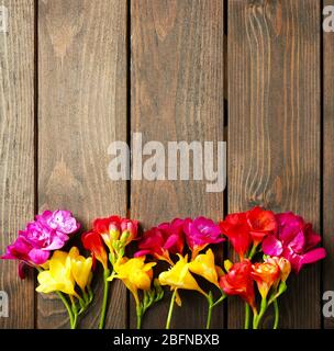 Bellissimi fiori su sfondo di legno Foto Stock