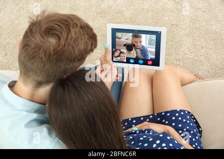 Concetto di videochiamata e chat. Videoconferenza dei genitori su tablet Foto Stock