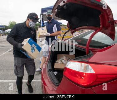 USDA Food and Nutrition Service e San Antonio Food Bank distribuiscono aiuti alimentari alle famiglie colpite dagli effetti della COVID-19, pandemia di coronavirus all'Alamodome 17 aprile 2020 a San Antonio, Texas. Foto Stock