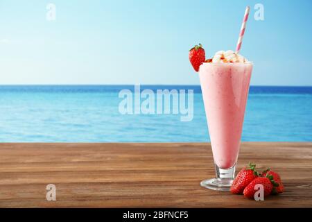 Bicchiere di delizioso cocktail sul tavolo in legno Foto Stock