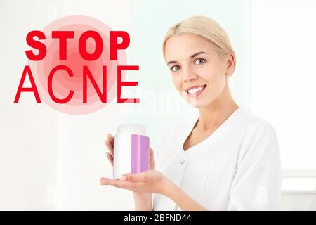 Dermatologo con prodotti per il trattamento del viso. Testo STOP ACNE su sfondo Foto Stock