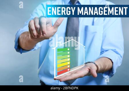 Uomo che preme il pulsante DI GESTIONE DELL'ENERGIA sullo schermo virtuale Foto Stock