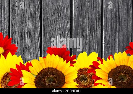 Bellissimi fiori su sfondo di legno Foto Stock