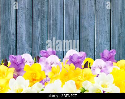 Bellissimi fiori su sfondo di legno Foto Stock