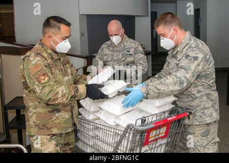 Gli aerei della U.S. Air Force consegnano il pranzo preparato, per assistere con COVID-19, la carenza di coronavirus 16 aprile 2020 a Denver, Colorado. Foto Stock