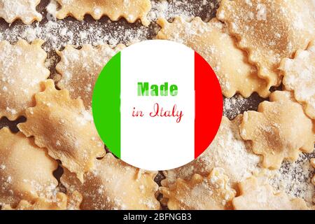 Testo IN ITALIA e bandiera su sfondo pasta Foto Stock