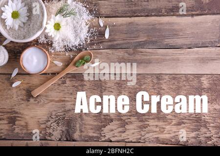 Bellezza e cura della pelle. Ingredienti per preparare il cosmetic del farmaco dell'acne su sfondo di legno Foto Stock