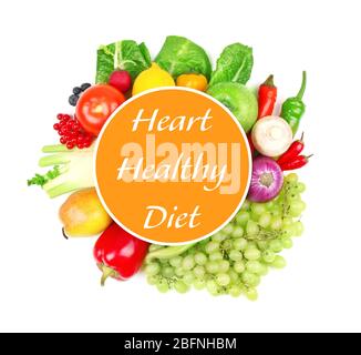 Dieta per il concetto sano di cuore. Cibo su sfondo bianco Foto Stock