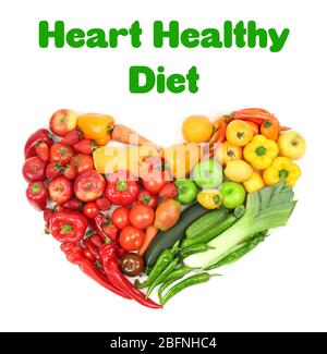 Dieta per il concetto sano di cuore. Cibo su sfondo bianco Foto Stock