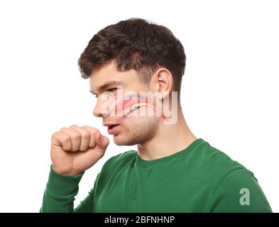 Giovane uomo con illustrazione della gola su sfondo bianco. Concetto di asma Foto Stock