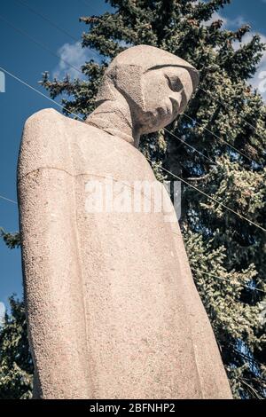 KOLOMNA, RUSSIA - 23 MARZO 2020: Memorial Park, scultura di Madre del figlio defunto di un soldato in Russia a Kolomna, Russia Foto Stock