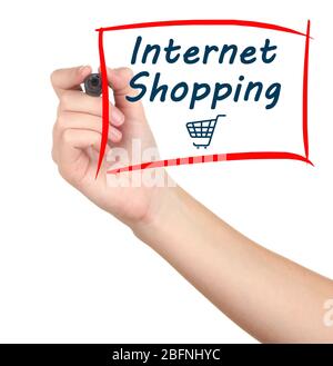 Donna che scrive il testo SHOPPING DEL INTERNET sullo schermo virtuale contro lo sfondo bianco Foto Stock