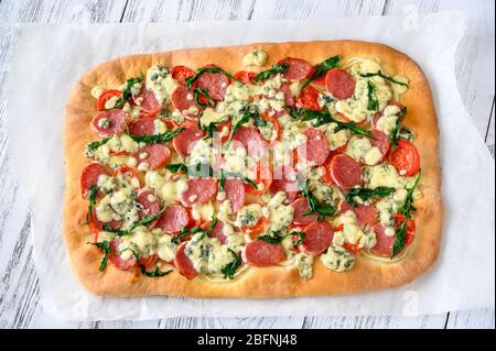 Coca spagnola con formaggio blu, fuet e rucola Foto Stock