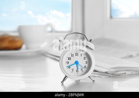 Sveglia sulla soglia della finestra di mattina Foto Stock