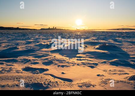 Vista della città di Quebec sul fiume ghiacciato, ora del tramonto. Canada Foto Stock
