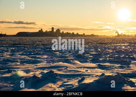 Vista della città di Quebec sul fiume ghiacciato, ora del tramonto. Canada Foto Stock