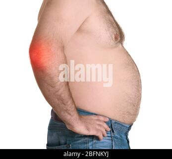 Uomo sovrappeso che soffre di dolore a gomito su sfondo bianco Foto Stock