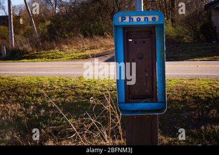 Una vecchia e danneggiata cabina telefonica a pagamento non funzionante in Arkansas rurale, novembre 2015. Foto Stock